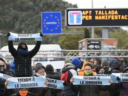 Un grupo de manifestantes convocados por Tsunami Democràtic cortan en noviembre la AP-7 en La Jonquera.