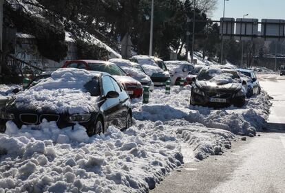 Vehículos atascados en la nieve en la M-30 de Madrid.