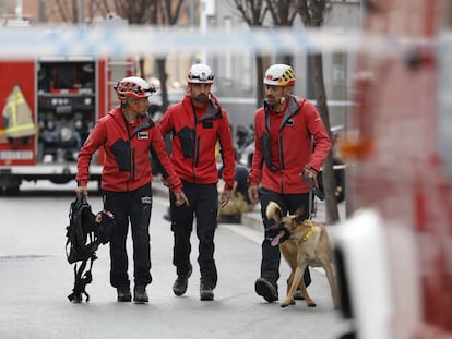 Los Bomberos tras el derrumbe del primer edificio.