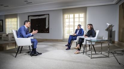 Sánchez is interviewed by EL PAÍS journalist Carlos E. Cué and editor-in-chief Pepa Bueno. 