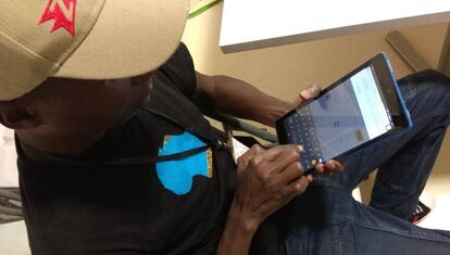 Un activista procedente de Kenia manipula su tablet durante el Internet Freedom Festival.