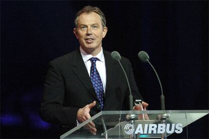 Tony Blair habla durante la presentación del Airbus en Toulouse.