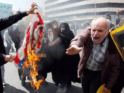 Manifestantes iraníes queman banderas estadounidenses, el pasado viernes en Teherán.