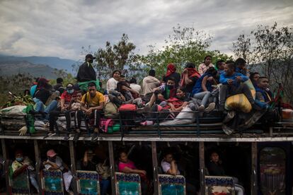 La 'minga' indígena parte con dirección a Bogotá, Colombia. Los manifestantes buscan dialogar con el presidente, Iván Duque, para reclamar el incumplimiento de los acuerdos firmados el año pasado, así como los asesinatos de líderes sociales y defensores de los derechos humanos. La palabra 'minga' es un sinónimo de resistencia de los pueblos indígenas de los Andes; y en Colombia, el nombre de una movilización social a la que no ha escapado ningún Gobierno en las últimas décadas. Imagen del 16 de octubre de 2020.