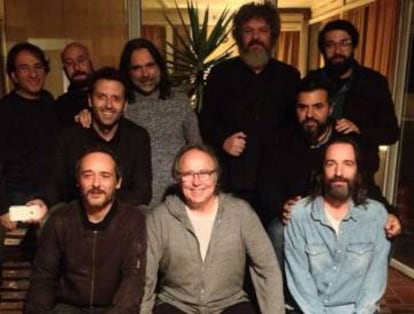 Serrat, al centro i amb el líder de Love of Lesbian, Santi Balmes.