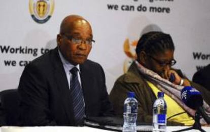 El presidente sudafricano, Jacob Zuma (i), junto al vicesecretario general del Congreso Nacional Africano (CNA), Thandi Modise, durante una rueda de prensa el pasado viernes sobre el tiroteo de las fuerzas del orden sobre los mineros que protestaban en la mina de Lonmin Platinum. EFE/Archivo