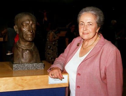 Isabel de Falla, sobrina de Manuel de Falla y pareja de José María García de Paredes, posa junto a un busto de su tío. 