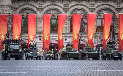 El Partido Comunista, que sigue siendo la mayor fuerza de oposición en el parlamento ruso, tiene previsto una concentración cerca de una estatua de Karl Marx, no muy lejos del Kremlin. En la imagen, vehículos militares de la Segunda Guerra Mundial durante el desfile militar.