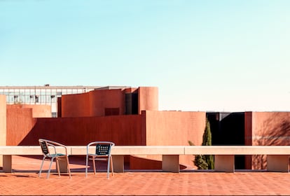 Superficies cerámicas en la terraza de la Escuela Técnica Superior de Arquitectura de Barcelona de Coderch.