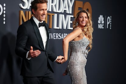 Ante la pregunta de Fey, el actor Ryan Reynolds (Vancouver, 48 años), cuya participación en el evento supuso su primera aparición pública junto a su mujer, Blake Lively (California, 37 años) desde que esta demandase al actor y director Justin Baldoni por acoso sexual, se levantó para hablar. Pero, antes de su pregunta, Poehler y Fey le interpelaron exageradamente sobre cómo estaba. "Bien, ¿por?, ¿has oído algo?", bromeó Reynolds sobre la polémica abierta en torno a Lively y Baldoni durante el rodaje de 'Romper el círculo'.