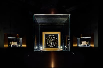 Undatiertes Foto von Sotheby’s, das eine Ausstellung von Piprahwas Schmuck zeigt.