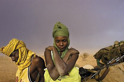 Combatentes do Exército Popular de Libertação Sudanês, em Darfur, em agosto de 2004.