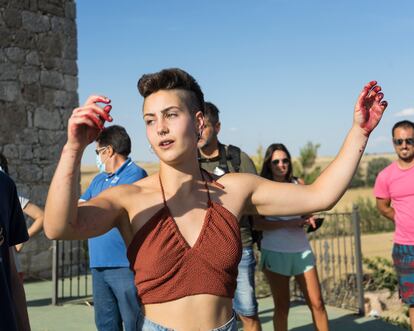 Una joven baila la jota el día de la romería,  en Presencio. 