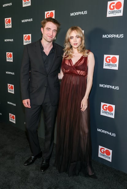 Robert Pattinson and Suki Waterhouse. It was a year ago that the actor from 'Twilight' and the British singer used a Dior fashion show to make their relationship official, following a spate of rumors since 2018. Just a few days ago, in the middle of a concert in Mexico, Waterhouse announced that the couple are having their first baby. Pattinson, who was engaged with the singer FKA Twigs before meeting Waterhouse, has been his usual hermetic self and made no statements about the matter. The secrecy shown by the young couple is such that a few days back, a popular British publication wondered whether they were still together. 