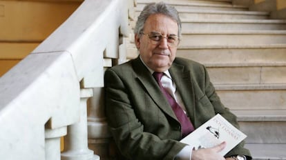 Santos Juliá, durante la presentación de su libro 'Historia de las dos Españas', en el Círculo de Bellas Artes de Madrid en 2004.