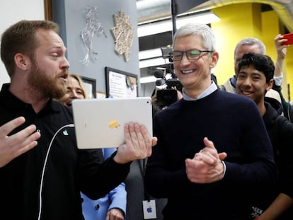 Tim Cook, consejero delegado de Apple, observa el nuevo Ipad en una escuela en Chicago, EE UU.