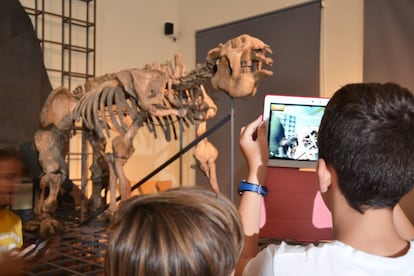 Alumnos del colegio Ramiro de Maeztu probando el videojuego.