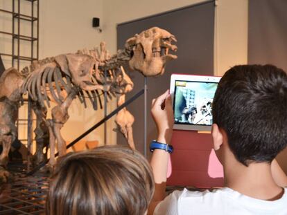 Alumnos del colegio Ramiro de Maeztu probando el videojuego.