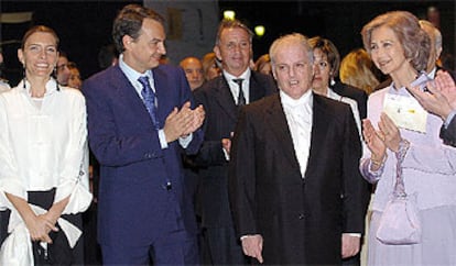 La Reina Sofía y el presidente del Gobierno, José Luis Rodríguez Zapatero, aplauden al director de orquesta y pianista argentino Daniel Barenboim (centro), tras el concierto que ofreció anoche en la Plaza Mayor.