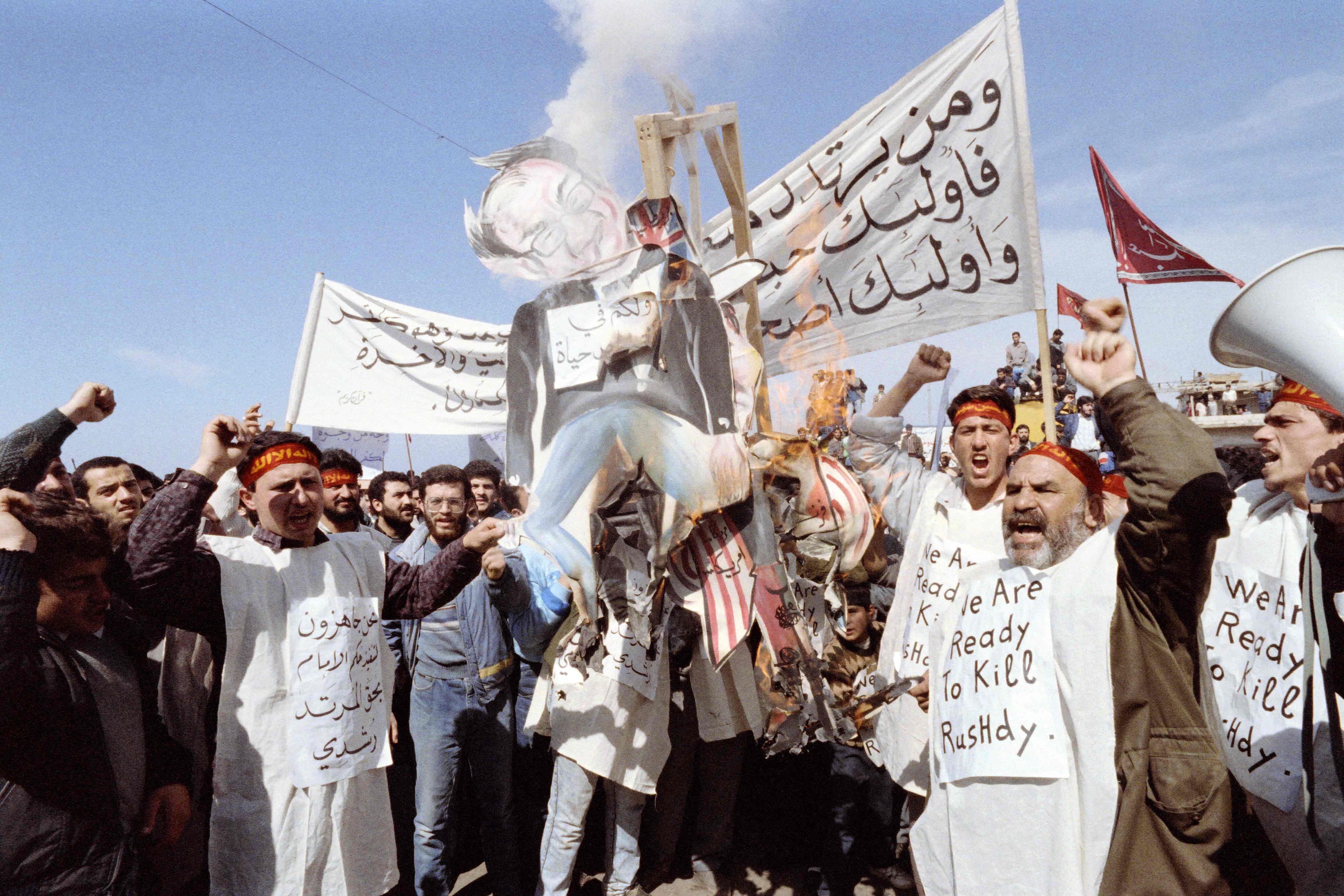 Seguidores de Hezbola se manifiestan en Beirut (Líbano) en febrero de 1989 contra Salman Rushdie después de que el ayatolá Jomeini lanzara una fetua en su contra. 