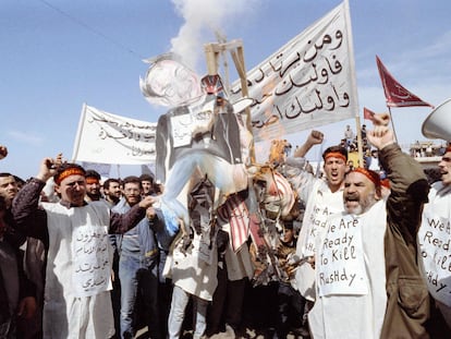 Manifestación de seguidores de Hezbolá, en febrero de 1989, contra Salman Rushdie en Beirut.