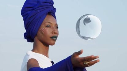 Fatoumata Diawara cant al amigo distante.