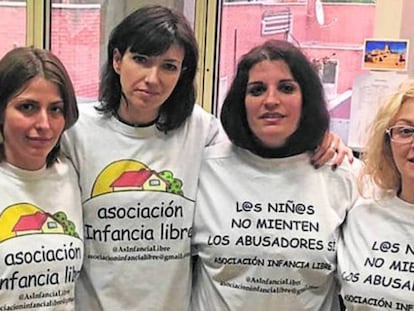 Madres de Infancia Libre, tras ser invitadas por Podemos al Senado, en 2017.