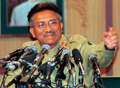 El expresidente paquistaní Pervez Musharraf, durante una conferencia de prensa en Islamabad en 2000.