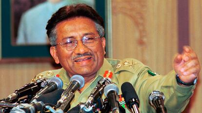 El expresidente paquistaní Pervez Musharraf, durante una conferencia de prensa en Islamabad en 2000.