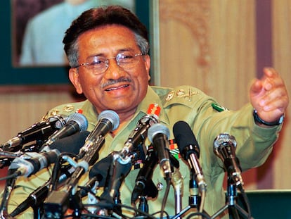 El expresidente paquistaní Pervez Musharraf, durante una conferencia de prensa en Islamabad en 2000.