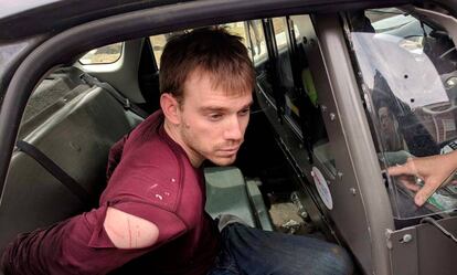 Travis Reinking, tras ser arrestado este lunes por la policía