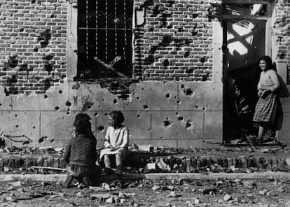 Foto de Robert Capa de unos niños delante del número 10 de la calle Peironcely, en el barrio de Entrevías (Madrid) en noviembre de 1936.