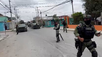 Elementos del Ejército mexicano en una calle de Nuevo Laredo, tras los sucesos de este domingo.