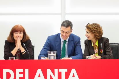 Cristina Narbona, Pedro Sánchez y María Jesús Montero, en la reunión de la ejecutiva del PSOE de este lunes.