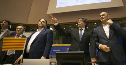 Carles Puigdemont, entre junqueras (a su derecha) y Romeva, en la sede del Parlmento Europeo.