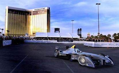 El vehículo de Fórmula E Spark-Renault SRT 01E, conducido por el piloto de Fórmula Uno brasileño Lucas Di Grassi en una exhibición en el Centro de Convenciones Mandalay Bay de Las Vegas.