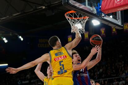 Rokas Jokubaitis entra a canasta en el encuentro de esta noche.