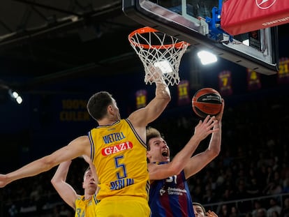 Rokas Jokubaitis entra a canasta en el encuentro de esta noche.