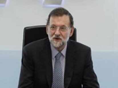 El líder del PP, Mariano Rajoy, acompañado de la secretaria general, María Dolores de Cospedal y la vicesecretaria de Organización del PP, Ana Mato