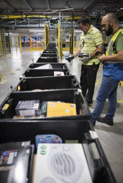 Trabajadores en el centro logístico de Amazon.