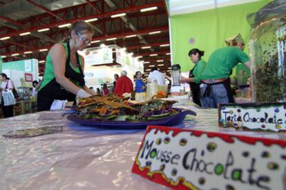 Preparación de platos elaborados con productos ecológicos en la feria Biocultura.