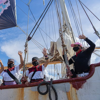 La comitiva zapatista se despide al salir rumbo a Europa, en el muelle de Isla Mujeres, Quintana Roo, el día de hoy. Un grupo de siete zapatistas ha partido el día de hoy desde Isla Mujeres, en Quintana Roo, rumbo a las costas de España para realizar una gira por distintas ciudades. Isla Mujeres, Quintana Roo, 2 de Mayo de 2021.