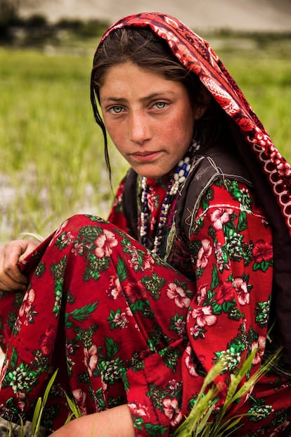 “Uma dessas surpresas eu tive no Afeganistão. A maioria de mulheres mantém o rosto coberto. Passei vários dias numa zona rural, chamada Corredor de Wakhan. Lá não havia caras tampadas, e todas elas adoravam ser fotografadas. Foi um dos poucos lugares onde me pediam isso.” Na imagem: Jovem trabalhando no campo, em um dos lugares mais remotos do mundo.