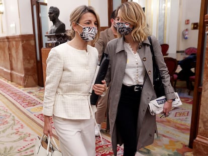 A la izquierda, la vicepresidenta tercera y ministra de Trabajo, Yolanda Díaz, en el Congreso de los Diputados.