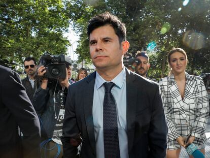 Javier Sánchez, ante los juzgados de Valencia donde presentó una demanda de paternidad al cantante Julio Iglesias