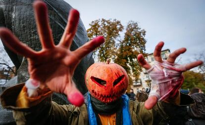 Un participante del desfile de Halloween de Kiev (Ucrania) el 30 de octubre. 