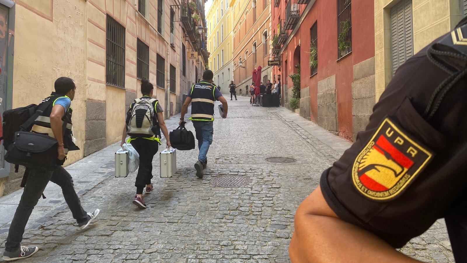 La policía científica acude al domicilio donde se produjo el asesinato a cuchilladas de una mujer en Madrid, en el verano de 2022.