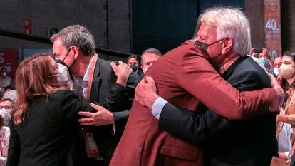 El líder del PSOE, Pedro Sánchez abraza al exlíder socialista, Felipe González, en presencia de José Luis Rodríguez Zapatero (izquierda) y Adriana Lastra, durante el congreso celebrado este sábado en Valencia