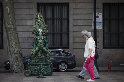 Una estatua humana, en la Rambla de Santa Mònica.