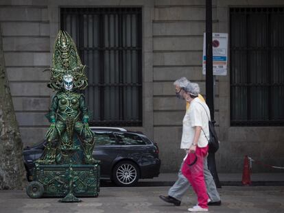 Una estatua humana, en la Rambla de Santa Mònica.